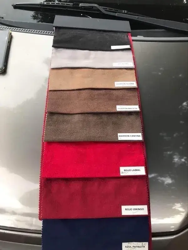 Muestrario de pana: negro, gris, marrones, rojos y azul