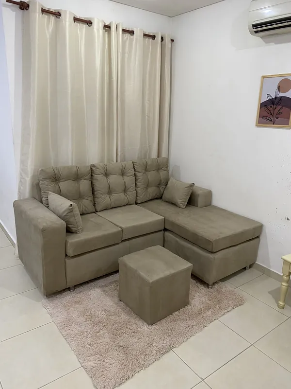 Sofá chico beige con tumbona y puff